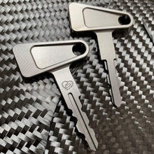 Load image into Gallery viewer, BMW 2002 MS × LDC Killswitch Key